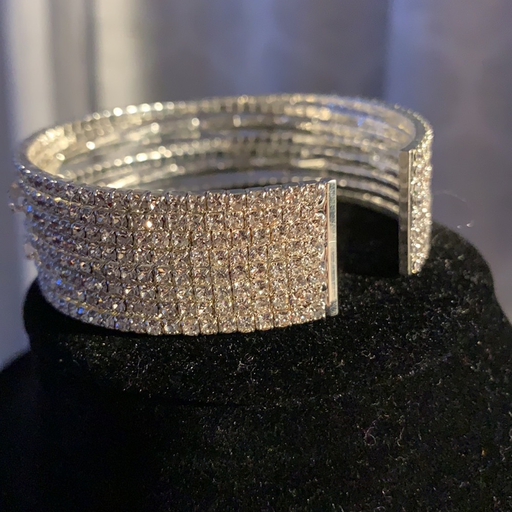 Fashion Silver Tone Bracelet. - Picture 4 of 6